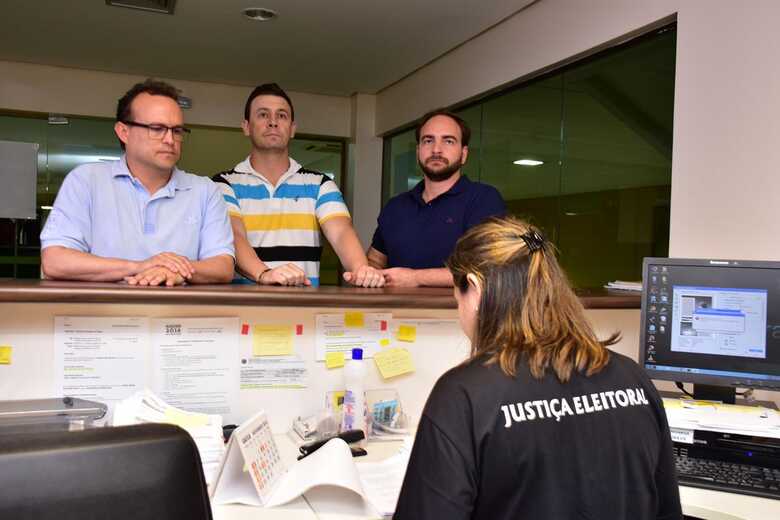 Vereador Livio Leite, e os vereadores eleitos André Salineiro e João Cesar Mat