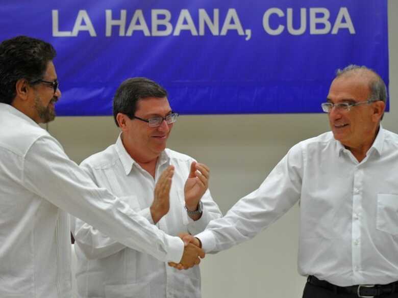 Presidente da Colômbia e líder das Farc assinam acordo de paz, em 26 de setembro