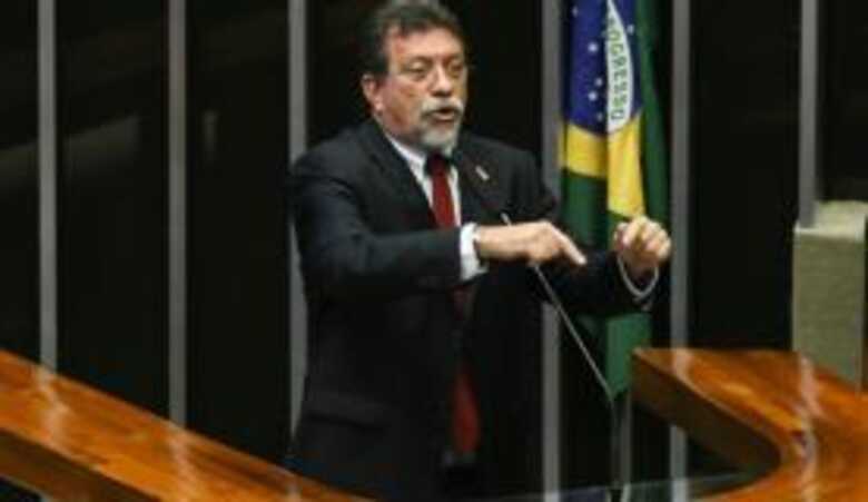 Deputado Afonso Florence diz que PT é contra mudanças na lei de repatriação