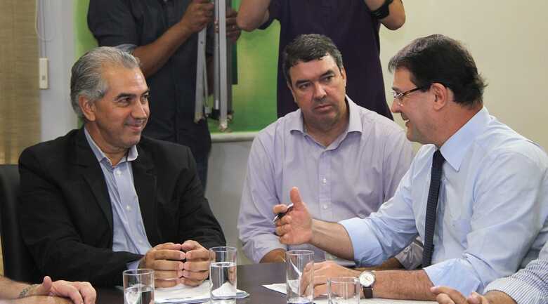 O governador Reinaldo Azambuja, o secret&aacute;rio Eduardo Riedel e o presidente da Fiems, S&eacute;rgio Longen