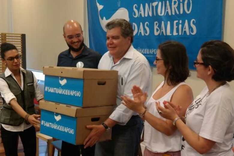 Ministro do Meio Ambiente, Sarney Filho, recebe duas caixas com 800 mil assinaturas pela criação de um santuário de baleias no Atlântico Sul
