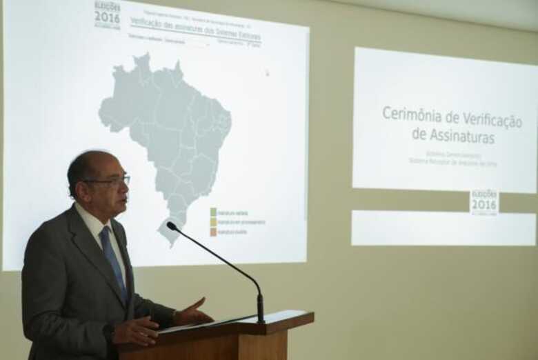 O presidente do TSE, ministro Gilmar Mendes, participa da verificação de assinatura dos sistemas de Gerenciamento, Preparação e Receptor de Arquivos de Urna das eleições 2016