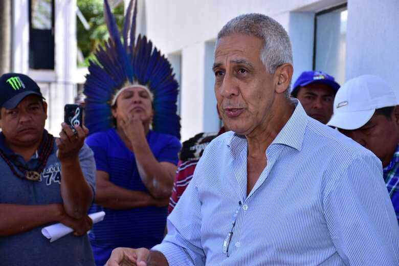 O novo coordenador da Funai, coronel Renato Sant'anna, com os indígenas que ocupam o prédio da Funai