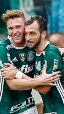 Fabiano, autor do gol do titulo, comemora  com Edu Dracena