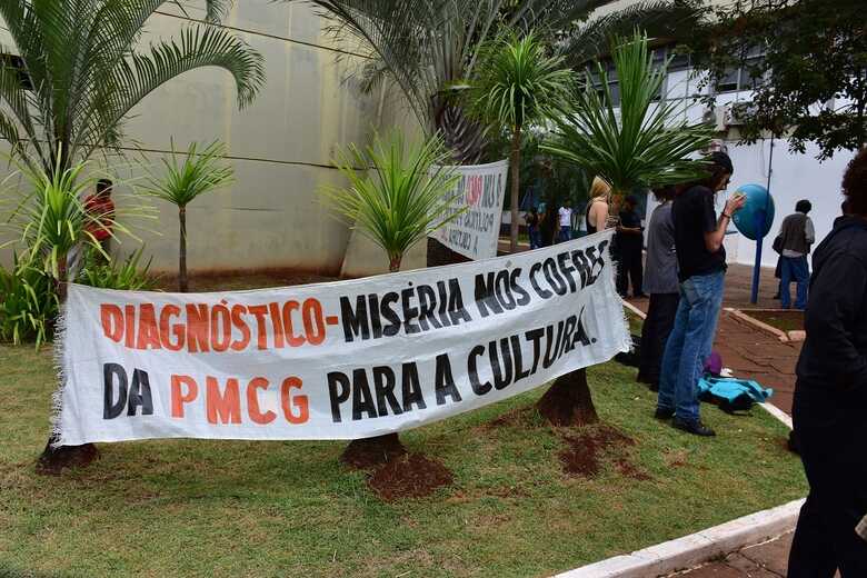 Manifestantes protestam contra calote milion&aacute;rio