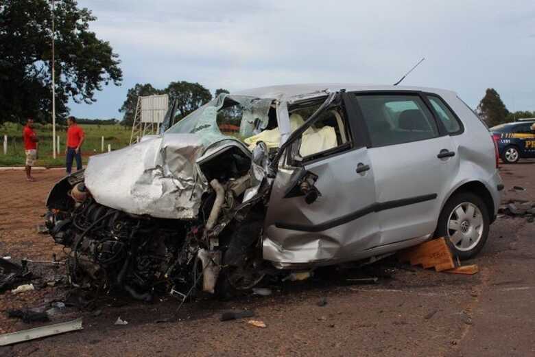 Veículo ficou com a frente completamente destruída