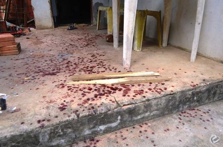 Marcas de sangue ficou espalhado pelo quintal da residência