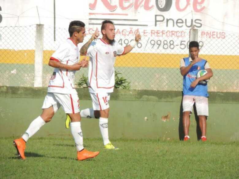 Pavão comemora gol em sua passagem pelo Itaporã
