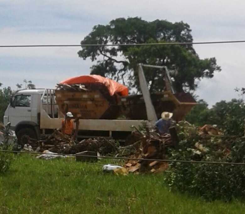 Lixos s&atilde;o jogados a c&eacute;u aberto, pr&oacute;ximo ao antigo aterro