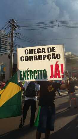 Cartazes pedindo a volta do regime militar foram mais visíveis nesta manifestação