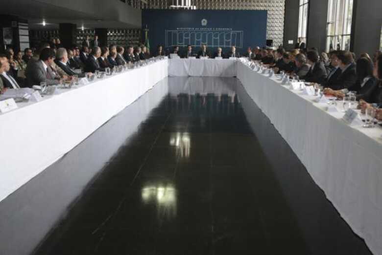 O ministro da Justi&ccedil;a, Alexandre de Moraes, coordena reuni&atilde;o com os secret&aacute;rios de Justi&ccedil;a e de Seguran&ccedil;a P&uacute;blica de todo o pa&iacute;s