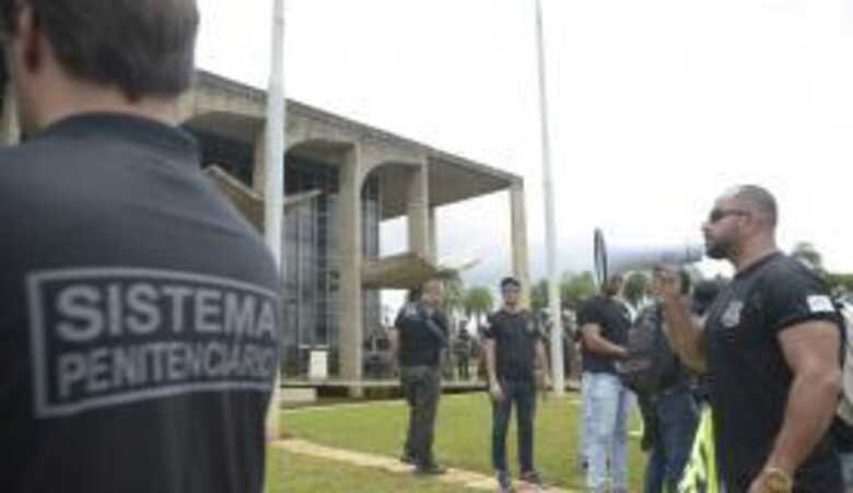 Brasília - Agentes penitenciários em frente ao Ministério da Justiça, no centro de Brasília
