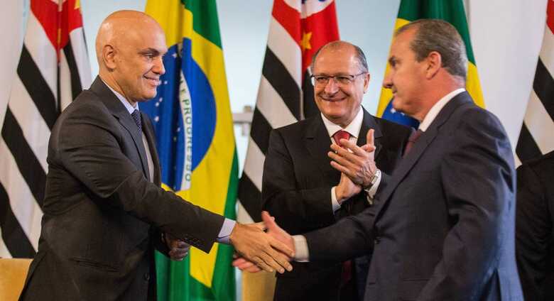 Moraes, Alckmin e M&aacute;gino Alves, secret&aacute;rio de Seguran&ccedil;a em SP em maio, quando ele assumiu o cargo