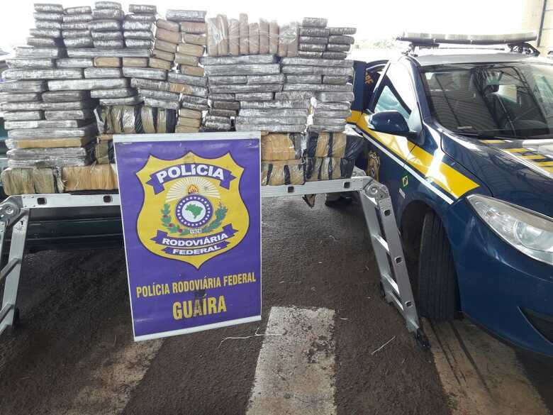 Droga e o condutor do carro foram legados a delegacia da PRF de Guaíra (PR)