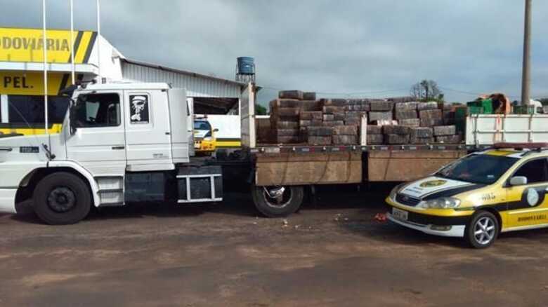 Droga foi encontrada na carroceria do ve&iacute;culo