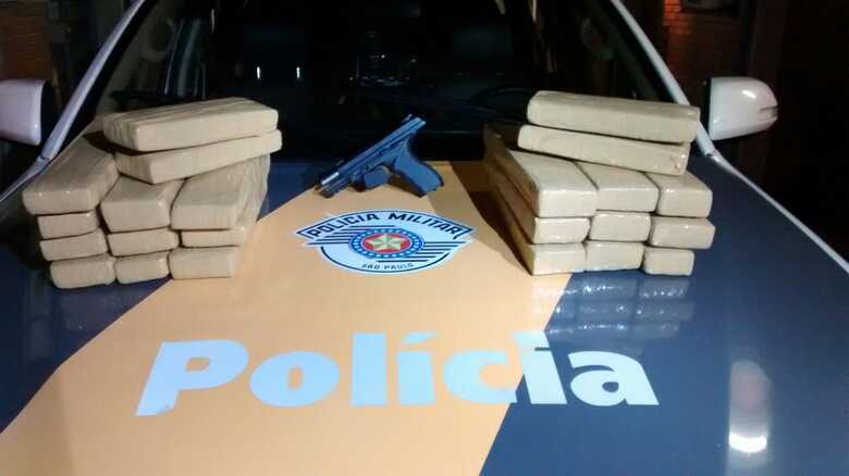 Os entorpecentes e a arma teriam saido de Ponta Porã com destino a São Paulo (SP)