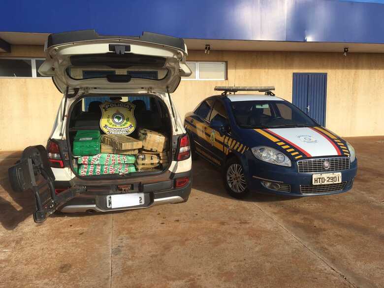 Droga estava escondidas no banco do carro