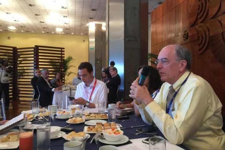 O presidente da Petrobras, Pedro Parente, divulga os dados sobre produção de petróleo no Brasil em 2016