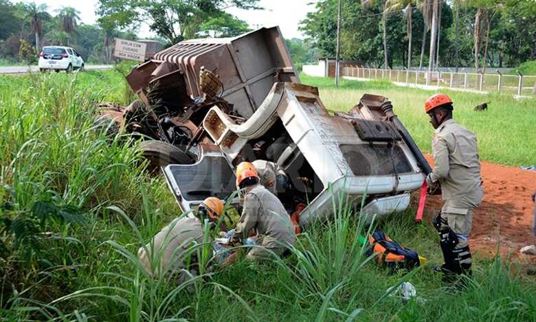 Caminhão ficou com a cabine toda destruída