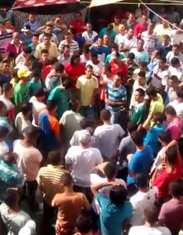 Detentos se re&uacute;nem no p&aacute;tio para celebrar a morte de rivais