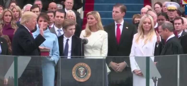 Trump jurando a bandeira em sua posse na presidencia dos Estados Unidos