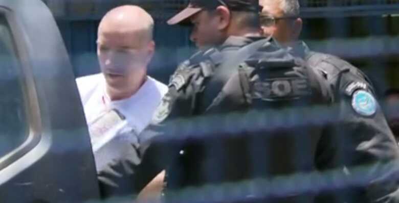 De cabelo raspado, Eike é levado para Bangu 9