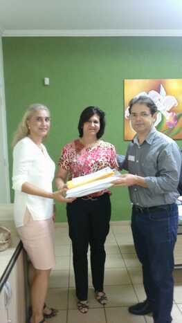 Dr. Rubylan e a presidente da Senalba-MS, Maria Joana receberam as folhas de pagamentos