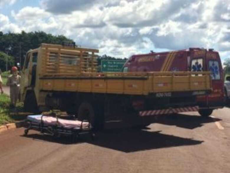 Veículo ficou atravessado na rodovia