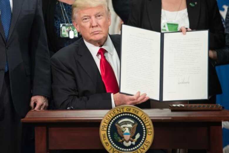 Trump em assinatura da legalização da montagem do Muro