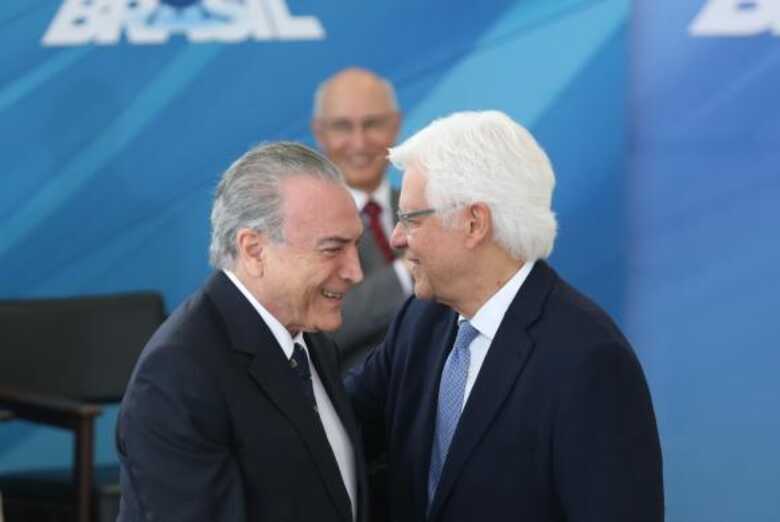 Michel  Temer  cumprimenta Moreira  Franco