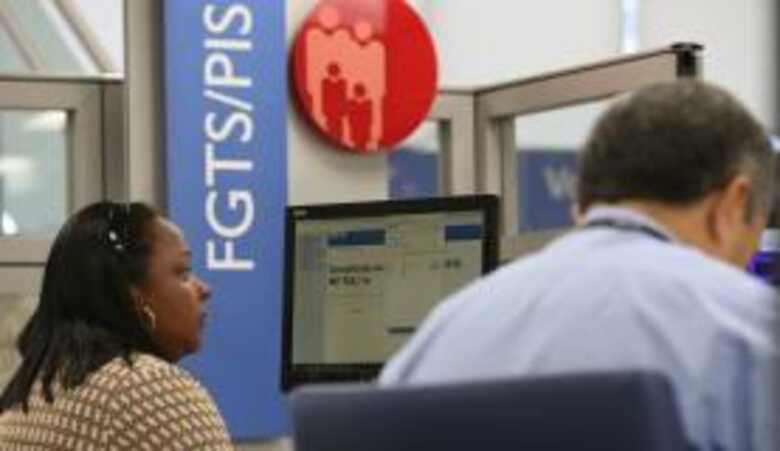 Agência da Caixa atende clientes com dúvidas sobre contas inativas do FGTS