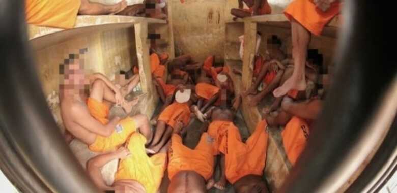 Detentos se encolhem e se revezam para dividir espaço em cela em Pedrinhas (MA)