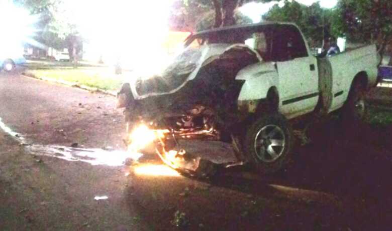 Frente da caminhonete ficou completamente destruída