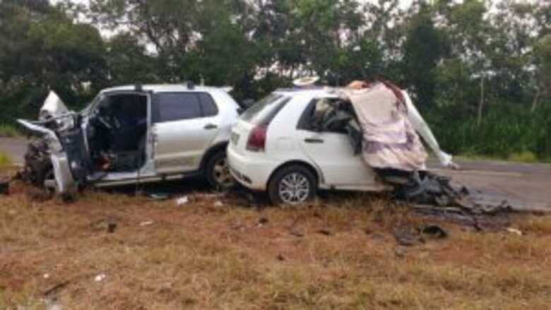 Os veículos ficaram completamente destruídos