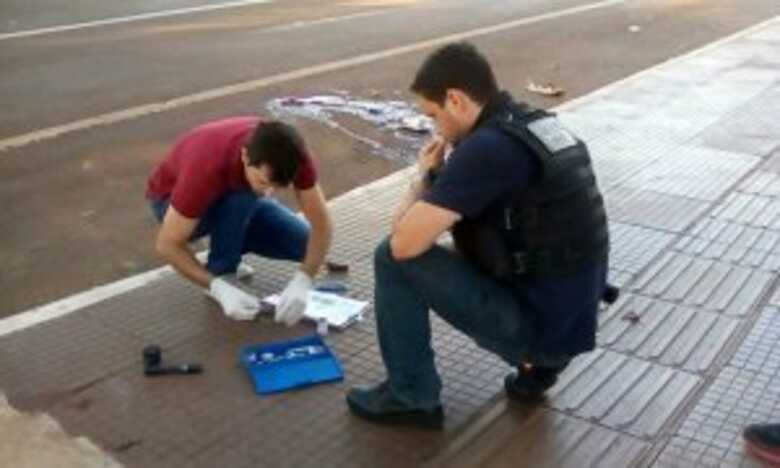 Policiais estiveram no local para realizar os primeiros levantamentos