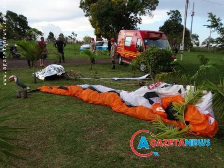 O paramotor no local da queda e o empresário Adilson Peres Ruiz. Ele morreu na hora