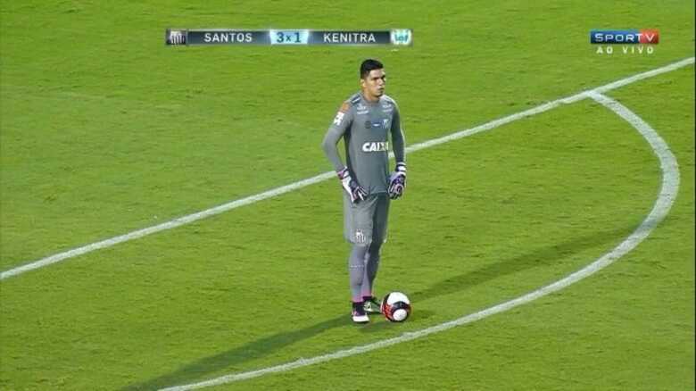 Goleiro douradense durante amistoso do Santos em 2017