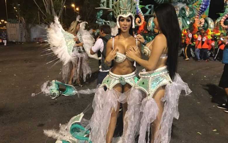 O seio de Vanusa Hoppe "acidentalmente" ao alcance das câmaras