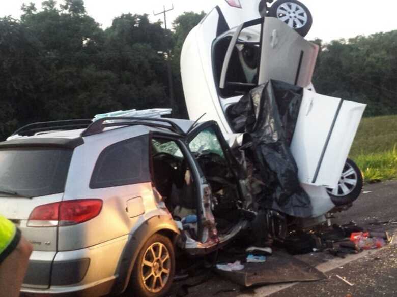 Quatro pessoas morreram em acidente na BR-277