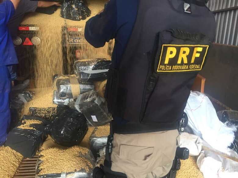 Droga estava escondida na carga de soja