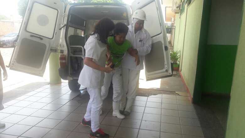 Ambulâncias chegam à Santa Casa de Bataguassu com pessoas que se sentiram mal durante o vazamento de amônia