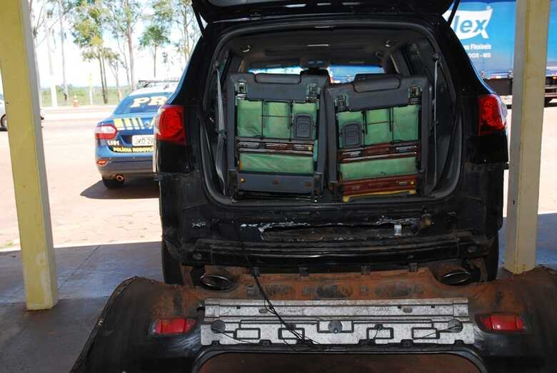 Groga estava em fundo falso atrás do porta-malas do veículo