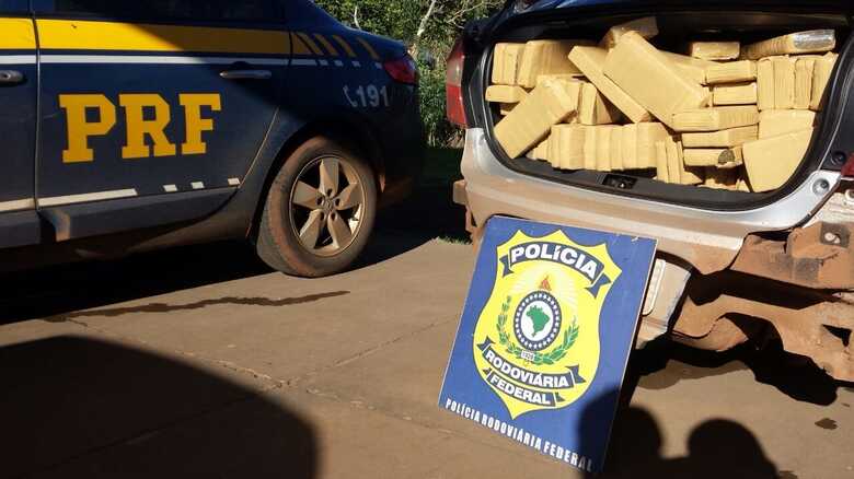 A droga foi encontrada no porta-malas e pneus do ve&iacute;culo