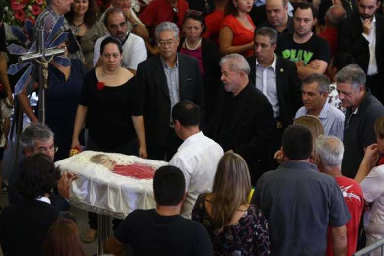 Corpo de MArisa Letícia será cremado no final do dia