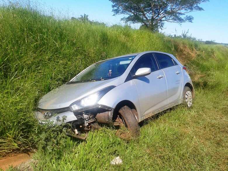 Motorista teria perdido o controle do veículo, ao passar em burracos em meio a pista de rolamento.