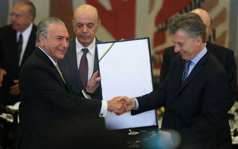 O presidente Michel Temer cumprimenta o presidente argentino, Mauricio Macri, durante almo&ccedil;o no Pal&aacute;cio do Itamaraty