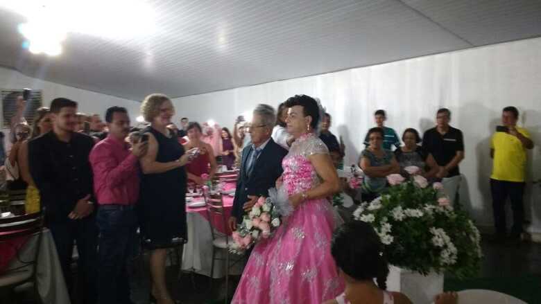 Vestido de mulher, Vieira se casa durante uma cerim&ocirc;nia na noite de ontem