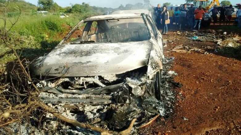 O veículo foi destruído pelo fogo foi localizado na manhã desta quinta-feira (16