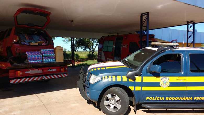 Auomóvel e os entorpecentes foram entregues a polícia judiciária local