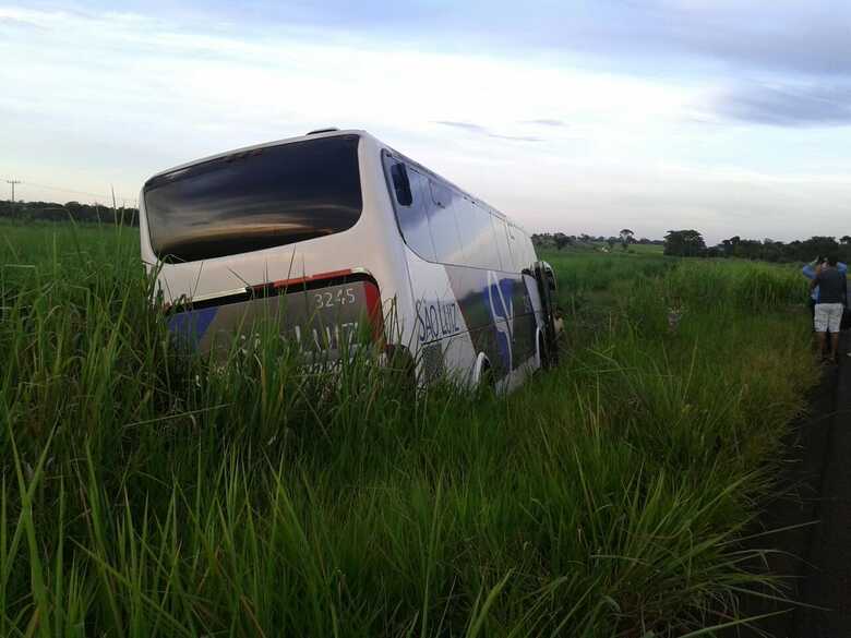 ônibus foi parar as margens da rodovia